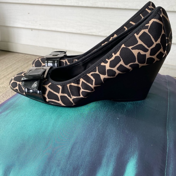 Bandolino wedges, gently used three times. 9.5 giraffe print fabric. 🦒👠✨ - Picture 3 of 5
